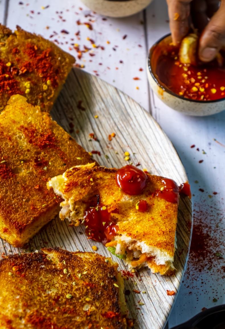 Vegetarian Mini Pizza Pocket with Bread