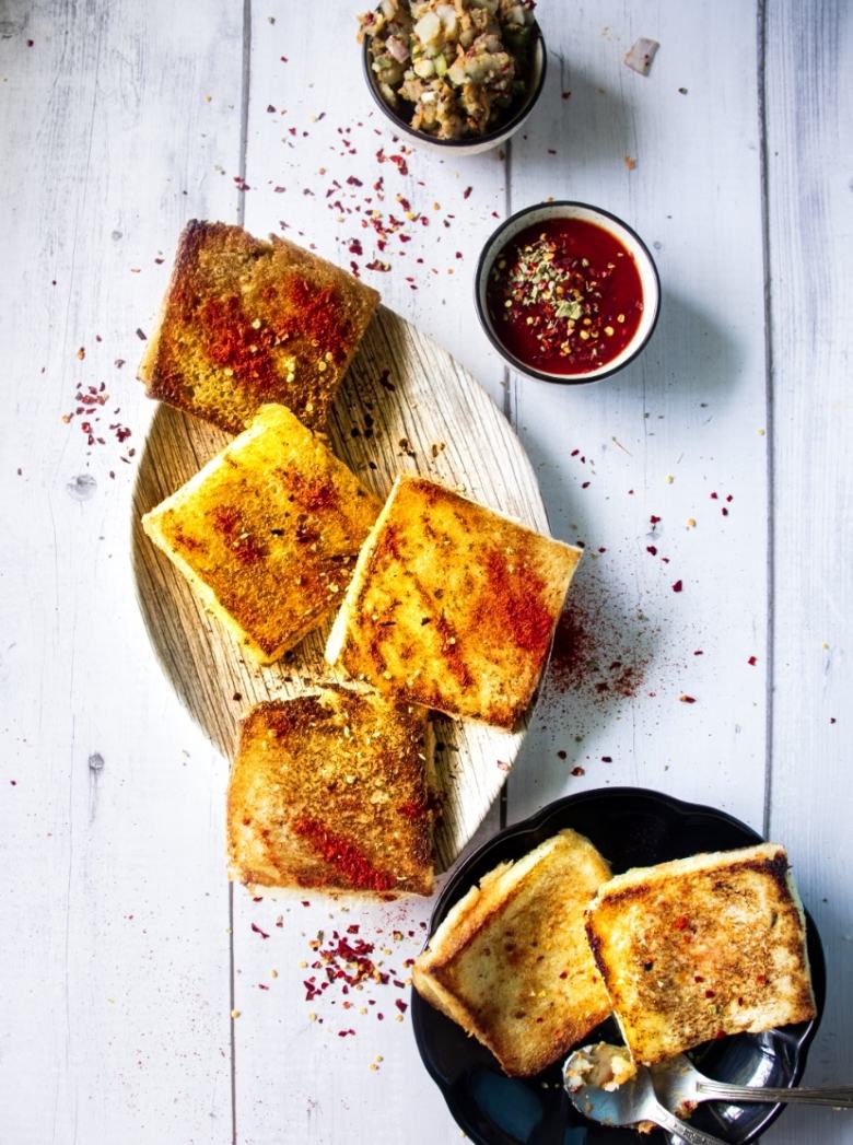 Vegetarian Mini Pizza Pocket with Bread