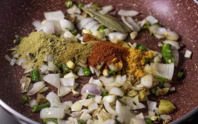 Frying the dry spices