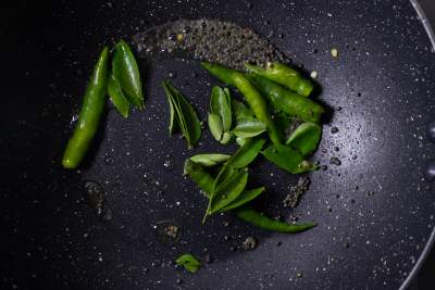 tempering mustard seeds and curry leaves