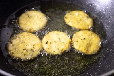 frying the methi mathri