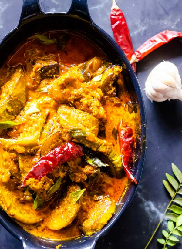 Bengali Dahi Baingan Recipe with garlic and red chili beside